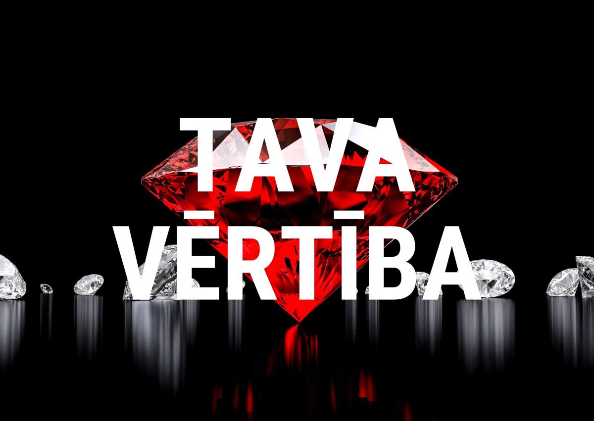 Sarkans dimants ar baltu tekstu "Tava vērtība" uz melna fona, apkārt izklāti mazāki dimanti.