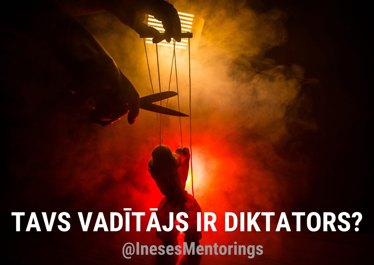 Vadītāja roku siluets, kas tur marionetes pavedienus dramatiskā, sarkanīgi dūmakainā apgaismojumā, ar jautājumu tekstu "Tavs vadītājs ir diktators?"
