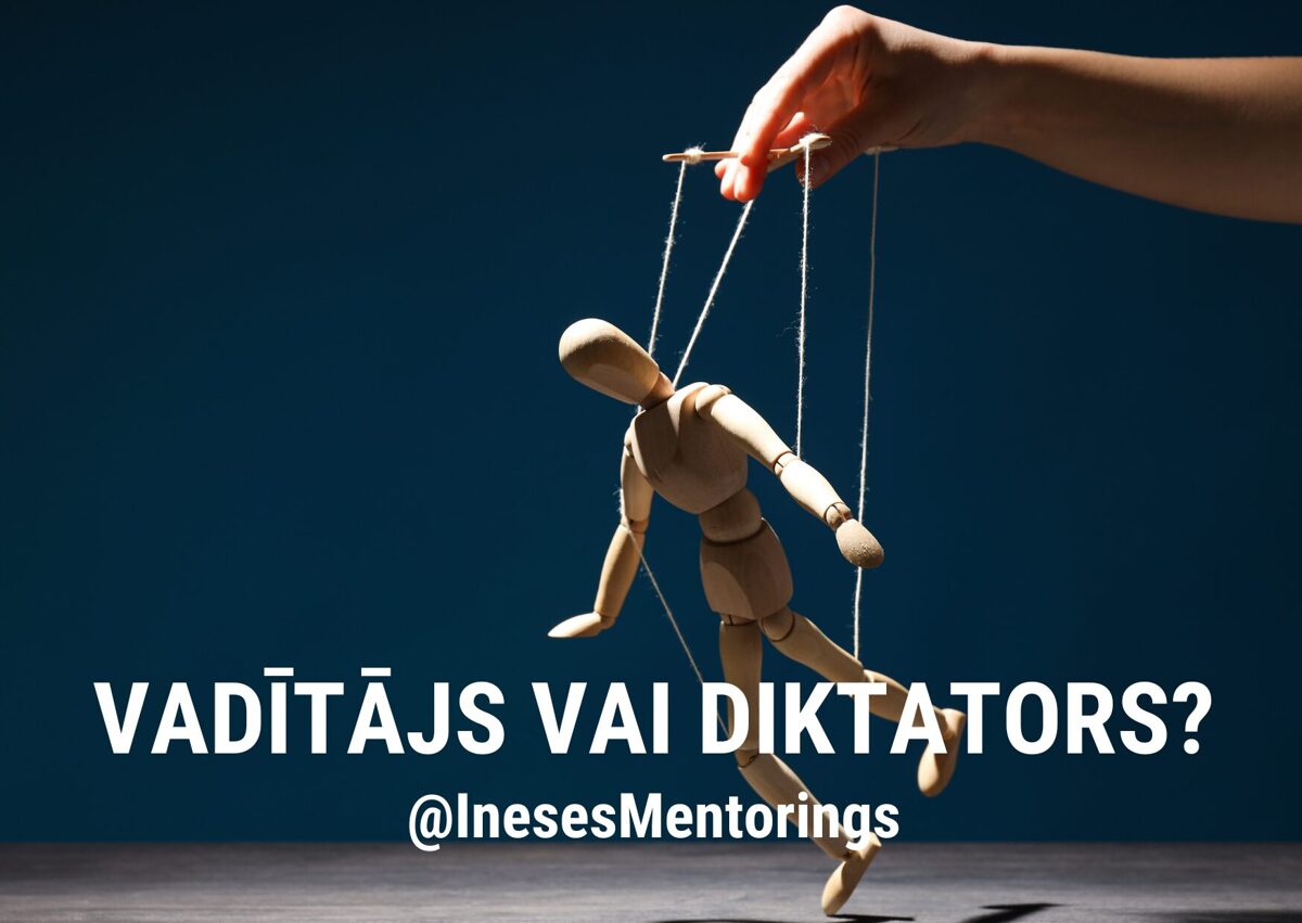 Roka, kas vada koka marioneti uz tumša fona, ar tekstu "Vadītājs vai diktators?"
