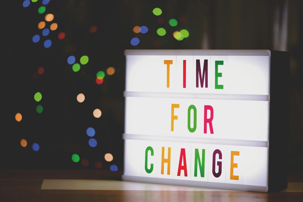 Uzraksts “TIME FOR CHANGE” uz tumša fona – simbolizē pārmaiņu sākumu un nepieciešamību strukturēt komandu no jauna